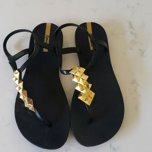 Ipanema black and gold thong sandal sz 7
